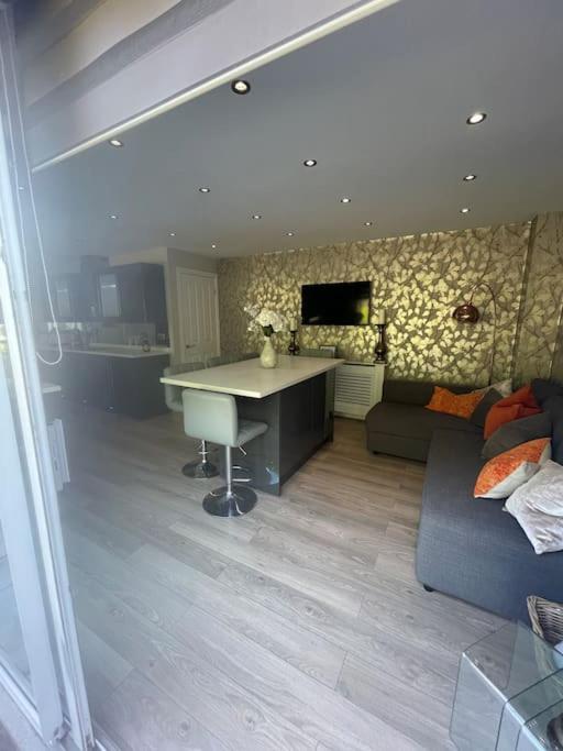 Home In Wirral - Peaceful Contemporary Gem. Экстерьер фото