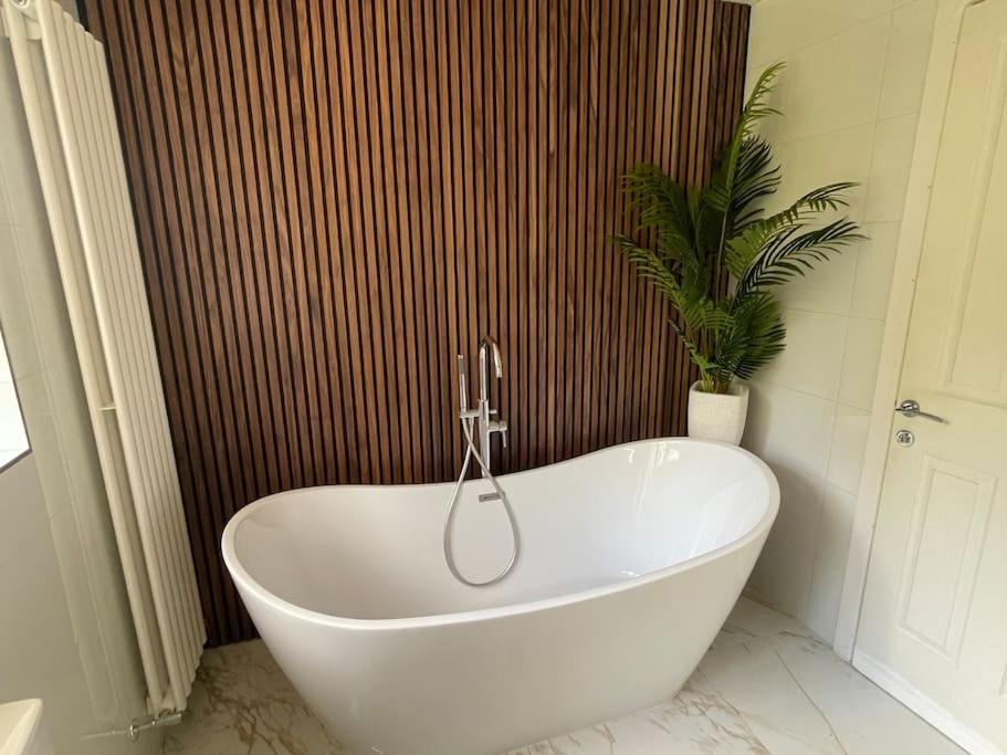 Home In Wirral - Peaceful Contemporary Gem. Экстерьер фото